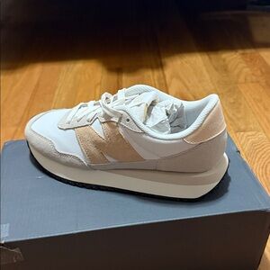 NWT New Balance 237 Women's pink/peach and White Sneakers